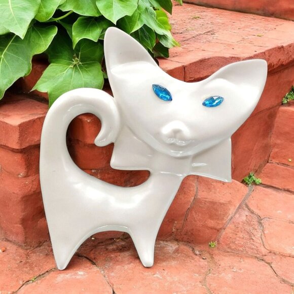 Mid-Century Modern Flat Face Cat With Blue Jewel Eyes Figurine Bowtie - Picture 1 of 9